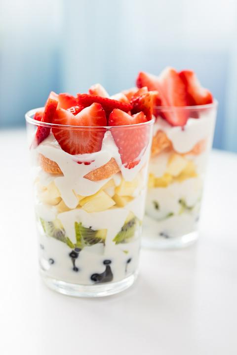 Vegan yogurt parfait